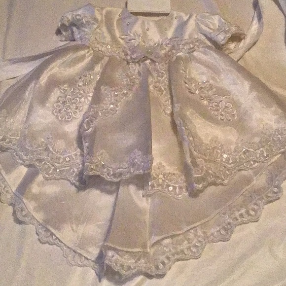 Beautiful white dress with sweet details - Picture 1 of 2